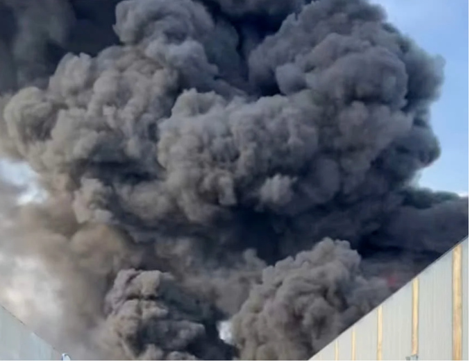 鞋厂突发大火，黑烟升起数十米！始祖鸟正式成立鞋履业务部